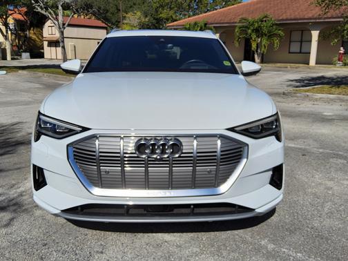 2019 Audi e-tron Prestige