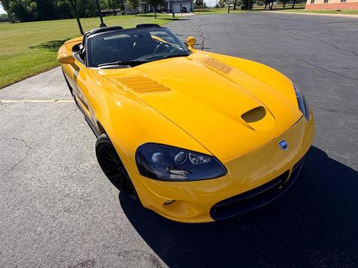 Yellow 2005 Dodge Viper SRT-10