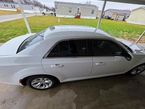 White 2015 Chrysler 300 Limited