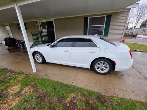 White 2015 Chrysler 300 Limited
