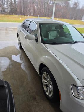 White 2015 Chrysler 300 Limited