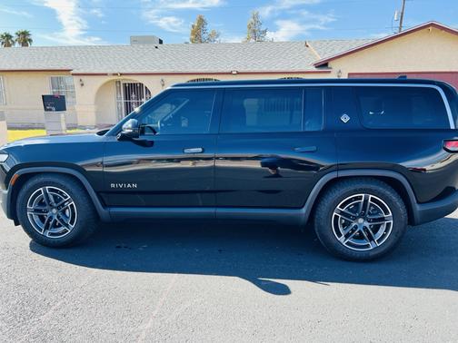 Black 2025 Rivian R1S Adventure Dual-Motor Max Pack