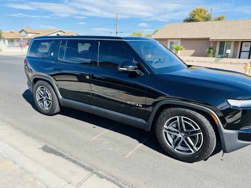 Black 2025 Rivian R1S Adventure Dual-Motor Max Pack