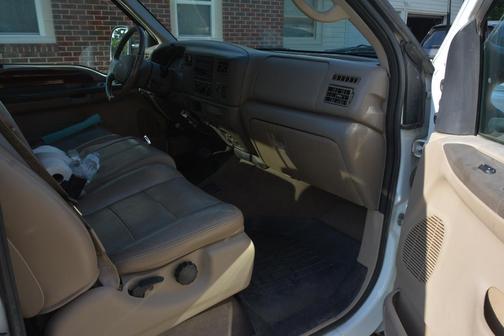 White 2002 Ford F-250 Lariat SuperCab Super Duty