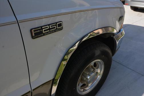 White 2002 Ford F-250 Lariat SuperCab Super Duty