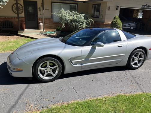 Silver 2000 Chevrolet Corvette Base
