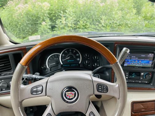 Photo 5 of 8 of 2004 Cadillac Escalade Base