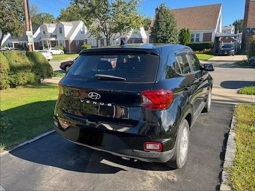 Black 2022 Hyundai VENUE SE