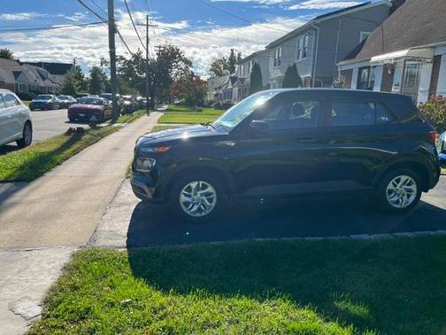 Black 2022 Hyundai VENUE SE