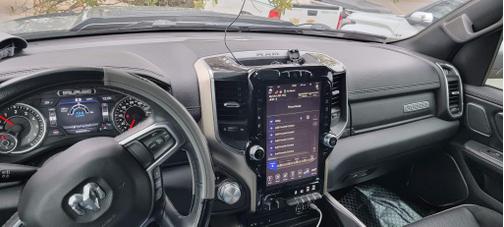 Photo 3 of 16 of 2019 RAM 1500 Laramie