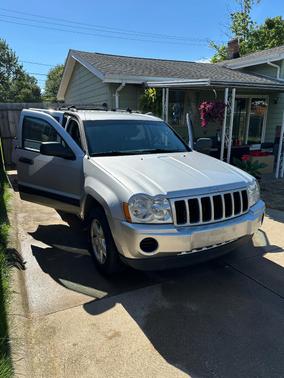 Silver 2005 Jeep Grand Cherokee Laredo