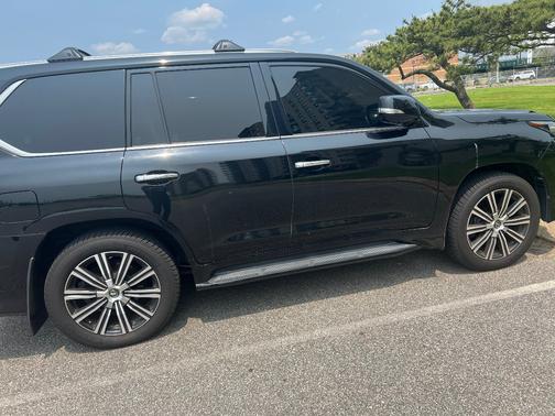 2019 Lexus LX 570 Three-Row