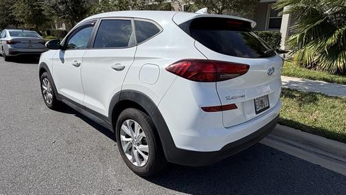 White 2019 Hyundai TUCSON SE