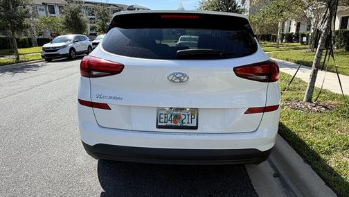 White 2019 Hyundai TUCSON SE