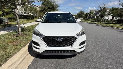 White 2019 Hyundai TUCSON SE