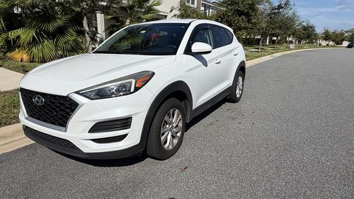 White 2019 Hyundai TUCSON SE