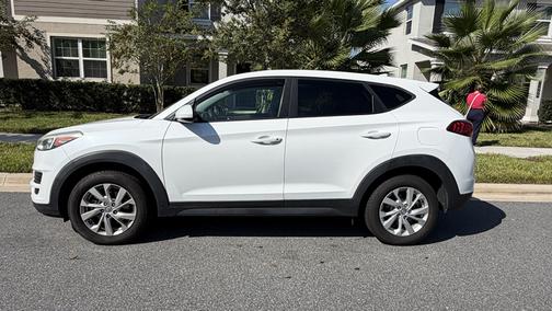White 2019 Hyundai TUCSON SE