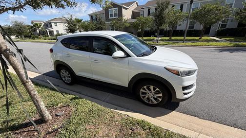 White 2019 Hyundai TUCSON SE