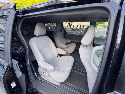 Black 2019 Toyota Sienna L