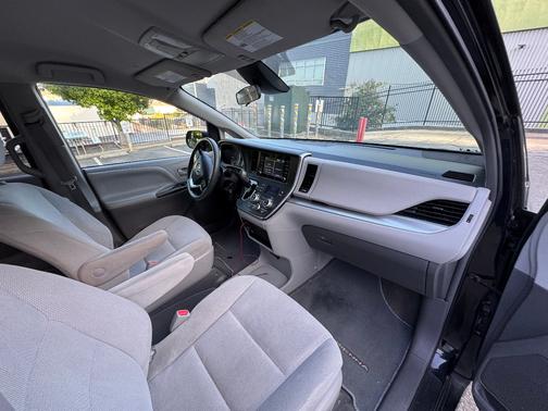 Black 2019 Toyota Sienna L