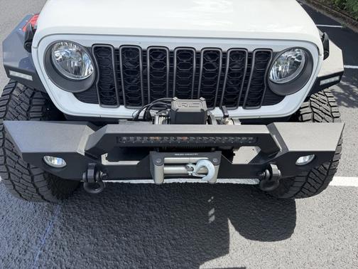 White 2024 Jeep Gladiator Sport S 