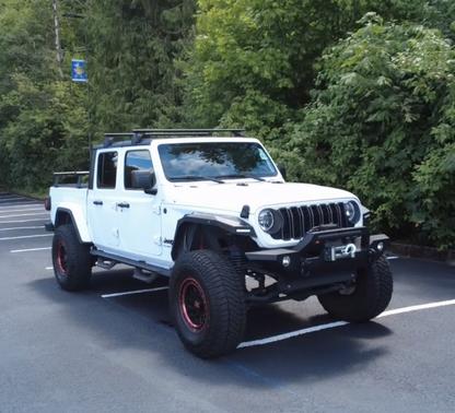 White 2024 Jeep Gladiator Sport S 