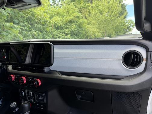 White 2024 Jeep Gladiator Sport S 