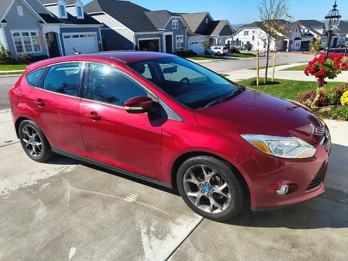 Red 2013 Ford Focus SE