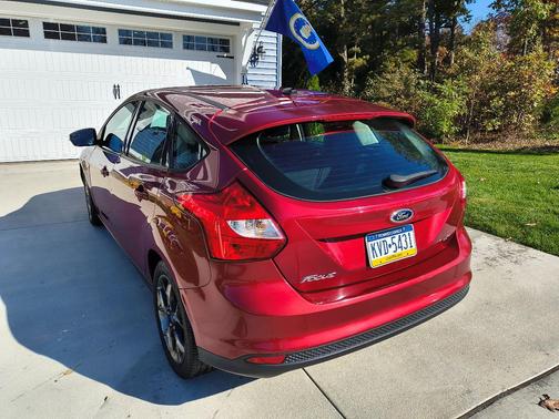 Red 2013 Ford Focus SE