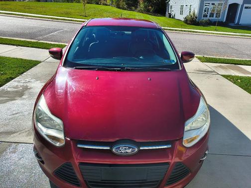 Red 2013 Ford Focus SE