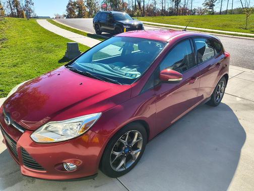 Red 2013 Ford Focus SE