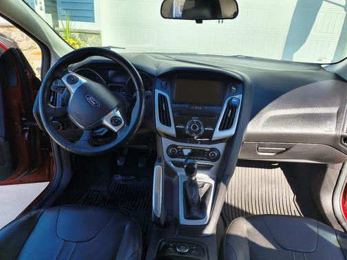 Red 2013 Ford Focus SE