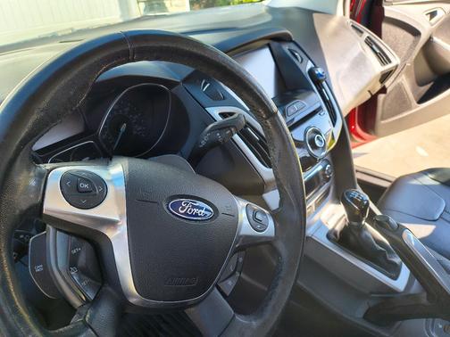 Red 2013 Ford Focus SE