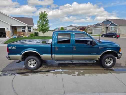 Blue 2000 Ford F-250 Lariat Crew Cab Super Duty