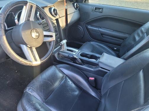 White 2005 Ford Mustang Deluxe