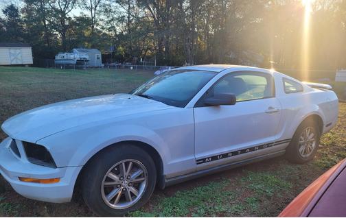 White 2005 Ford Mustang Deluxe