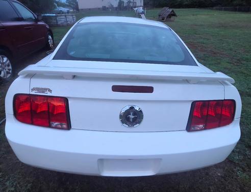 White 2005 Ford Mustang Deluxe