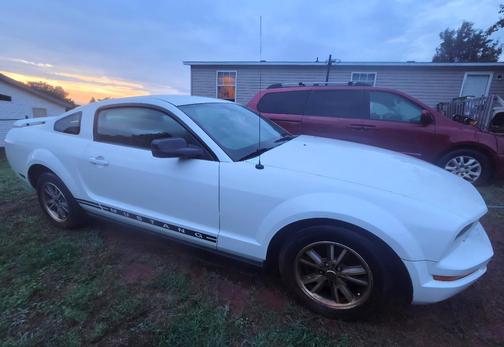 White 2005 Ford Mustang Deluxe