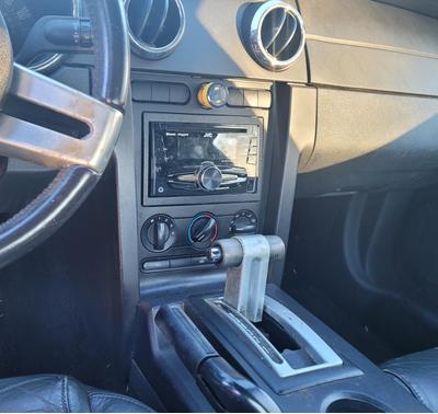 White 2005 Ford Mustang Deluxe