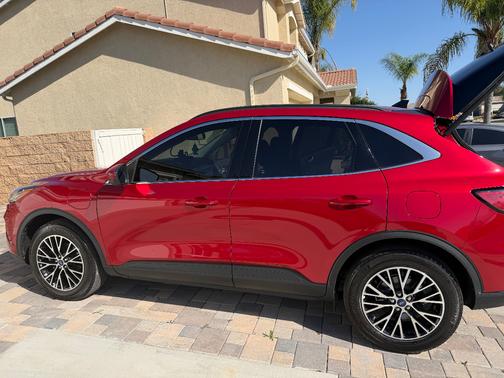 2022 Ford Escape PHEV Titanium