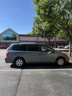 Green 2009 Kia Sedona LX