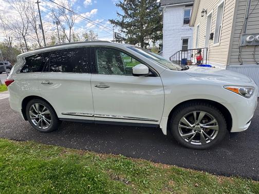 White 2013 INFINITI JX35 Base