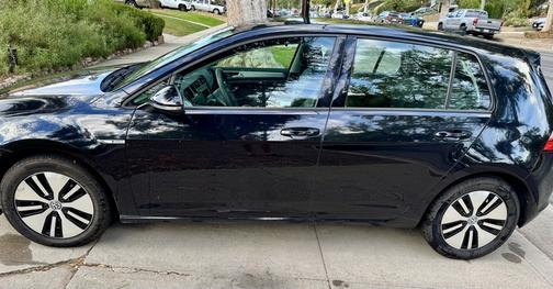 Black 2016 Volkswagen e-Golf SE