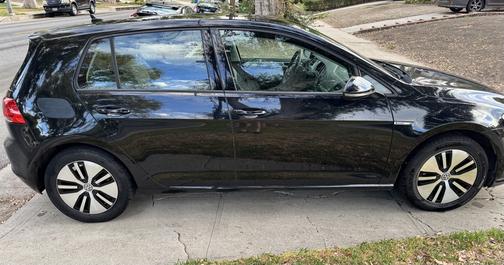 Black 2016 Volkswagen e-Golf SE