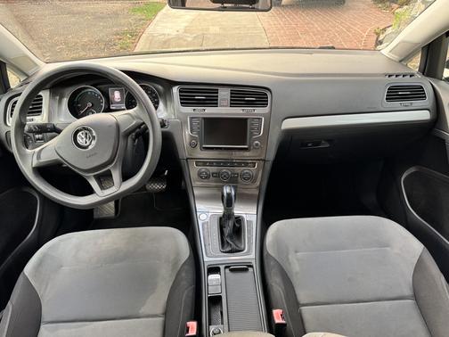 Black 2016 Volkswagen e-Golf SE