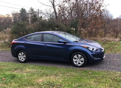 Photo 1 of 5 of 2016 Hyundai Elantra SE