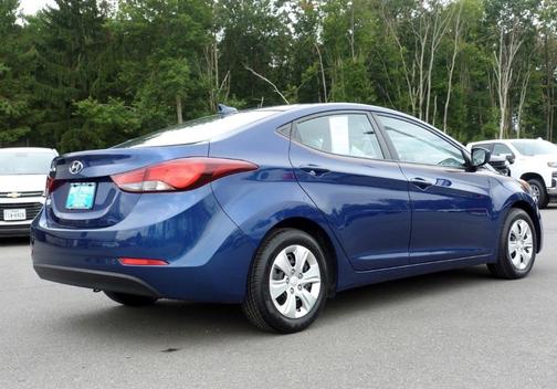 Photo 2 of 5 of 2016 Hyundai Elantra SE