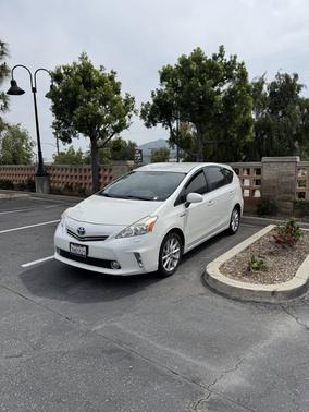 2014 Toyota Prius v Five