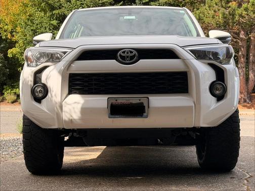 White 2018 Toyota 4Runner SR5 Premium