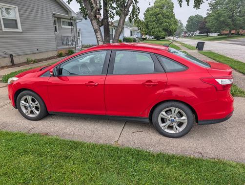Red 2013 Ford Focus SE
